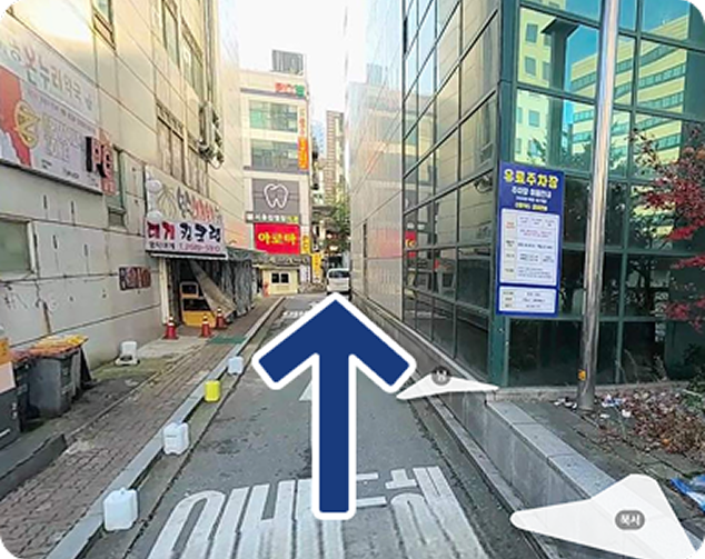 골목 안쪽으로 직진